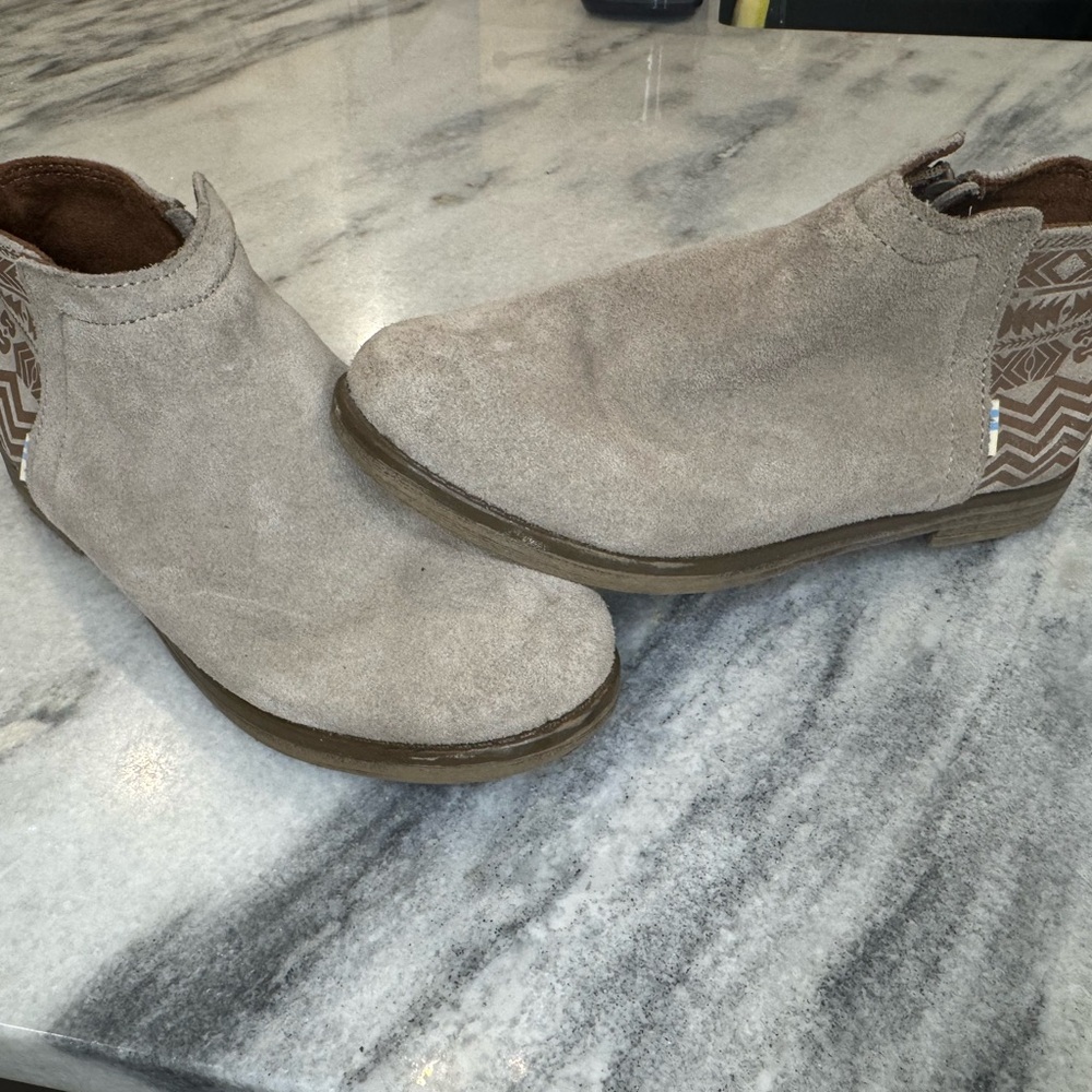 Toms Kids Tan Suede Ankle Boots Size 4 Brown Slip On Chelsea Boot